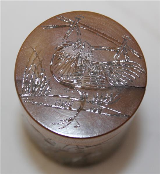 A Chinese silver inlaid horn snuff pot and cover, 4cm